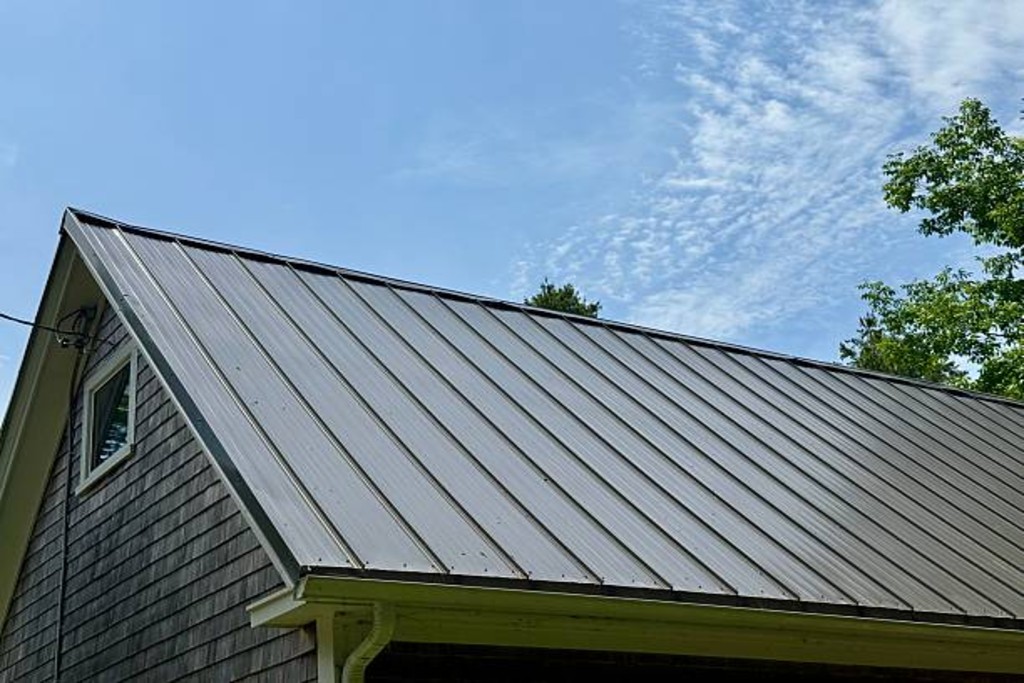 Metal Roofing vs. Shingle Roofing
